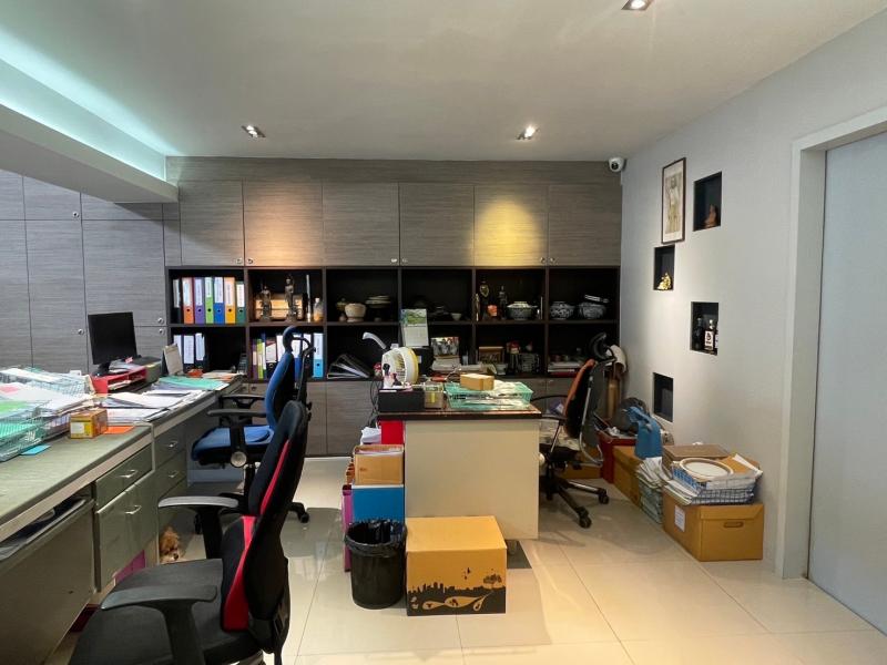 ขายโฮมออฟฟิศ 2 คูหา ทำเลดีติดถนนกัลปพฤกษ์ ใกล้รถไฟฟ้าบางหว้าและวุฒากาศ ขนาดพื้นที่ใช้สอย 679 ตร.ม. บนเนื้อที่ 32.3 ตร.วา