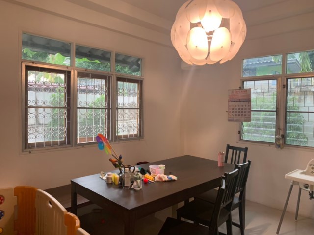 ให้เช่าบ้านเดี่ยว2ชั้น 60 ตร.ว 180 ตร.ม มี 4 นอน 4 น้ำ ตกแต่งสวยแอร์เฟอร์นิเจอร์ครบ เช่า45,000บาท/เดือน ใกล้ MRTสุทธิสาร ถ.สิทธิสารวินิจฉัย