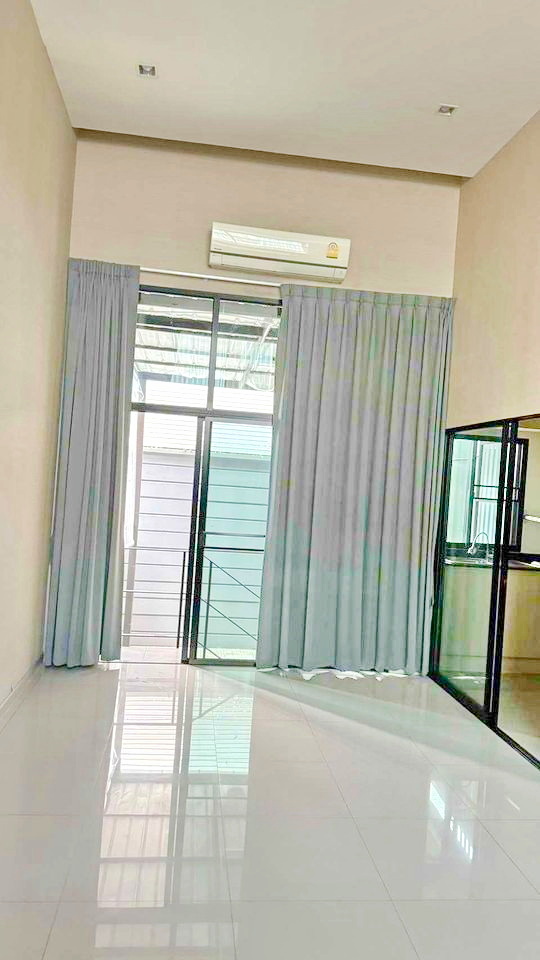 โฮมทาวน์ 3 ชั้นครึ่ง 322ตร.ม ARL รามคำแหง เดอะไนน์ พระราม 9 1.9 กม..24 ตร.วา.พัฒนาการ16-22 3นอน 4 น้ำ 5 แอร์  อาร์เดน