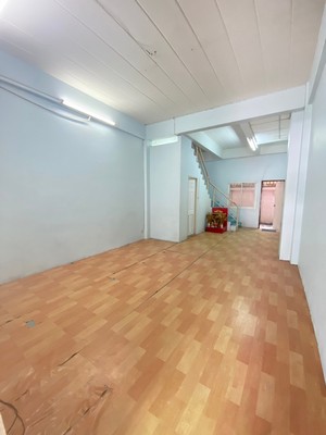 ขายด่วน!! อาคารพาณิชย์ 3 ชั้น เนื้อที่ 17 ตร.วา. พื้นที่ใช้สอย 112 ตร.ม. 3 ห้อง 3 ห้องน้ำ ตั้งอยู่บนถนนพุทธมณฑลสาย 5