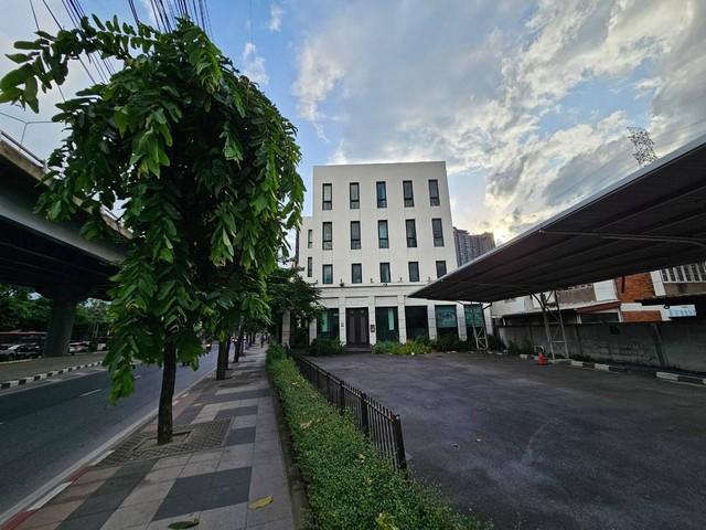 ให้เช่า ออฟฟิศสำนักงาน 4ชั้น ริมถนนใหญ่รัชดาภิเษก ย่านวงศ์สว่าง พื้นที่ใช้สอยรวมทั้งหมด : 437.17 ตารางเมตร 9 ห้องทำงาน 4 ห้องน้ำ