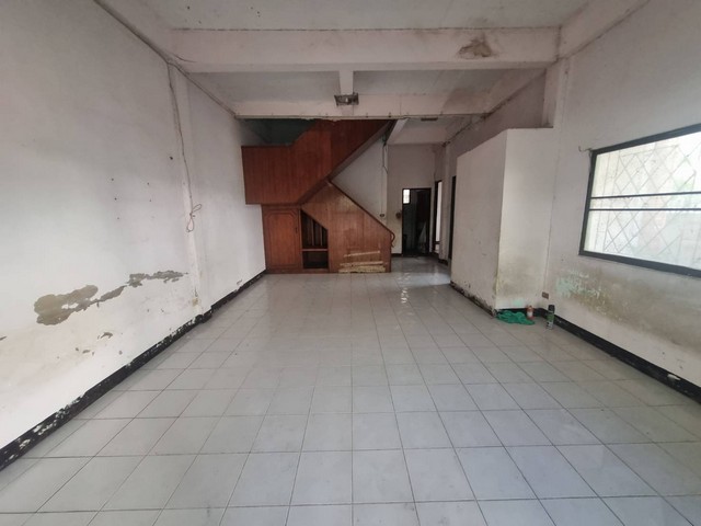 ทาวน์เฮ้าส์ หมู่บ้านทองสถิตย์ วิลล่า 52 ซอยพหลโยธิน 52 หลังมุม