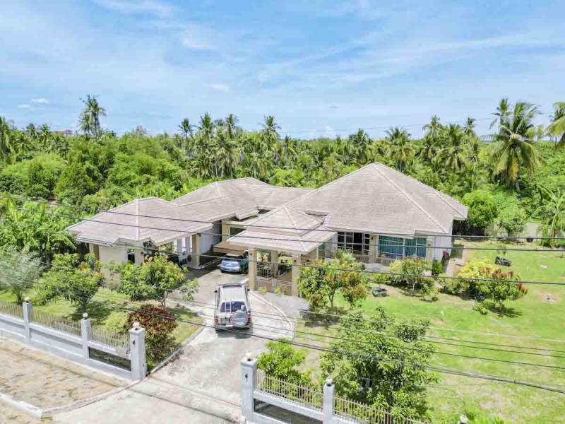 BHL773บ้านเดี่ยว ในสนามกอล์ฟ เดอะ รอยัล เจมส์ กอล์ฟแอนด์ สปอร์ตคลับ พุทธมณฑลที่ตั้ง : ตำบล ศาลายา อำเภอพุทธมณฑล นครปฐม 73170รายละเอียดบ้าน- เนื้อที่ 363 ตร.ว. พื้นที่ใช้สอย 280 ตร.ม. - 4 ห้องนอน 5 ห้องน้ำ 1 ห้องรับแขก- 1 ห้องครัว- ที่จอดรถ 4 คัน - แอร์ 4 ตัว- บ้านหันหน้า ทิศตะวันออก- สมาชิกในสนามกอล์ฟให้ฟรีสิ่งอำนวยความสะดวก- เจ้าหน้าที่รักษาความปลอดภัย 24 ชม.- CCTV- คลับเฮ้าส์- สวนสาธารณะ- 