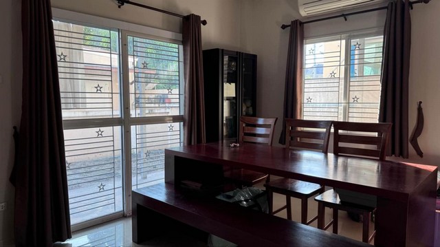 บ้าน 3 ห้องนอน 3 ห้องน้ำ พร้อมเฟอร์นิเจอร์ครบชุด พื้นที่ภายนอกกว้างขวางมาก