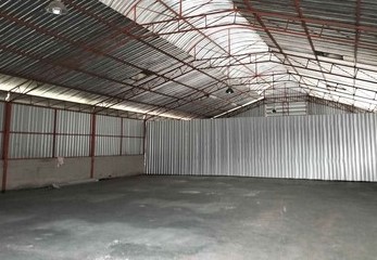 ให้เช่าโกดัง 500  ตารางเมตร มีออฟฟิศ  ห้องน้ำ   ติดถนนนวมินทร์ รถ6 ล้อเข้าได้