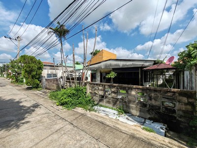 ขายที่ดินย่านชินเขต ด่วน !!! ขายที่ดินพร้อมสิ่งปลูกสร้าง เนื้อที่ 63 ตร.ว. ซอยงามวงศ์วาน 47 แยก6-2-9 เหมาะสร้างบ้านพักอาศัย ใกล้สิ่งอำนวยความสะดวกมากมาย.ที่อยู่ ซอย งามวงศ์วาน 47 แยก 6-2-9 แขวงทุ่งสองห้อง เขตหลักสี่ กรุงเทพมหานคร 10210Google maps : https://maps.app.goo.gl/4DFYr1jEiDPT1WZS.รายละเอียด- เนื้อที่ 63 ตารางวา- ที่ดินหน้ากว้าง 14 เมตร ลึก 18 เมตร- ถนนหน้าที่ดิน กว้าง 5 เมตร- ผังเมืองสีส้ม ย.7- หน้าแปลงหันทิศ