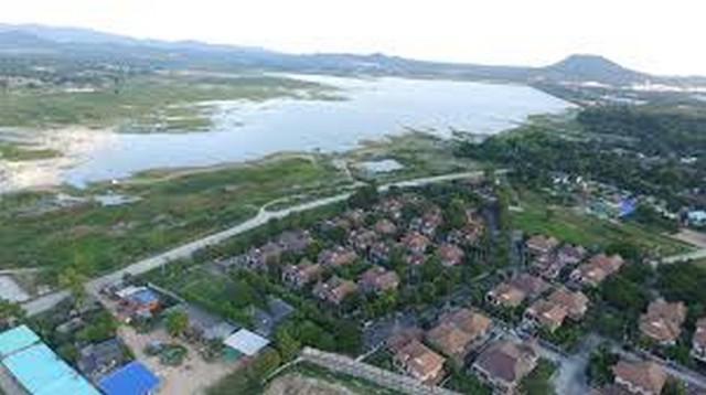 TEL:088-559 5199 คุณเอLine: https://line.me/ti/p/C0eGe0whLXให้เช่า บ้านเดี่ยว 2 ชั้น หมู่บ้านธาราปุระพิกัด อ่างเก็บน้ำหนองค้อ ศรีราชาราคาเช่า 40,000 บาท/เดือน สัญญา 1 ปีมัดจำ 2 เดือน + ชำระล่วงหน้า 1 เดือนเนื้อที่ขนาด 85 ตารางวา บ้านหลังมุม3 ห้องนอน 3 ห้องน้ำ1 ห้องครัว1 ห้องรับแขก2 ที่จอดรถหน้าบ้านหันทิศเหนือ- พร้อมเฟอร์นิเจอร์ครบ -เครื่องใช้ไฟฟ้า  / แอร์ 5 ตัว  / ทีวี  / ตู้เย็น  / เครื่องทำน้ำอุ่น  / ปั้มน้ำ พร้อ