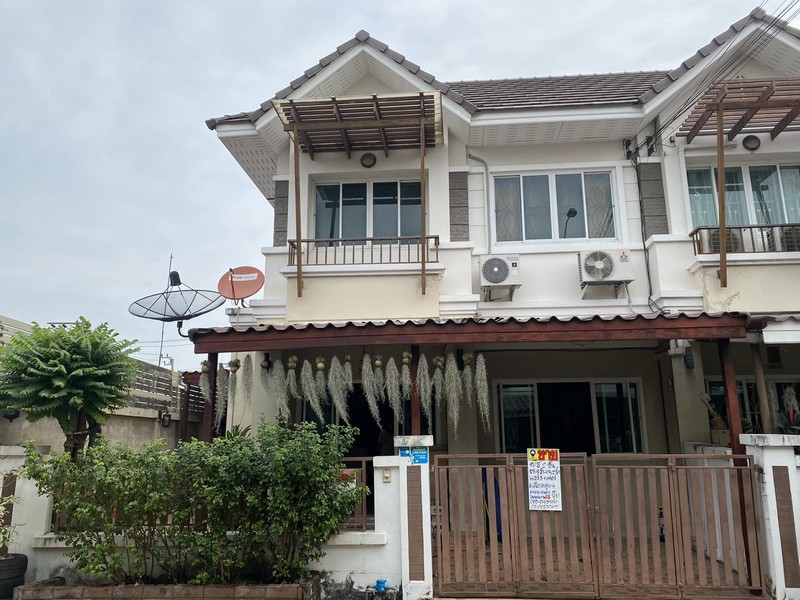 ทาวน์โฮมใหม่ (ขาย/เช่า) ทำเลดี ติดซุปเปอร์ไฮเวย์ ดอนจั่น - เชียงใหม่-Please see English below-เช่า 15,000 บาท/เดือนขาย 3,450,000 บาท.รายละเอียดห้อง#ทาวน์โฮมใหม่ 3 ชั้น ขนาด 27 ตร.วพื้นที่ใช้สอย 195 ตร.ม หน้ากว้าง 5.5 เมตร• 3 ห้องนอน• 3 ห้องน้ำ• จอดรถ 2คันพร้อมเฟอร์นิเจอร์ , ม่าน ครบชุดทั้งหลัง** พิเศษแอร์ 12,000 BTU ทุกห้อง **.สิ่งอำนวยความสะดวก ( Facilities)• คลับเฮ้าส์• สระว่ายน้ำระบบเกลือ• ฟิตเนส• สวนสาธารณะ• กล้อ