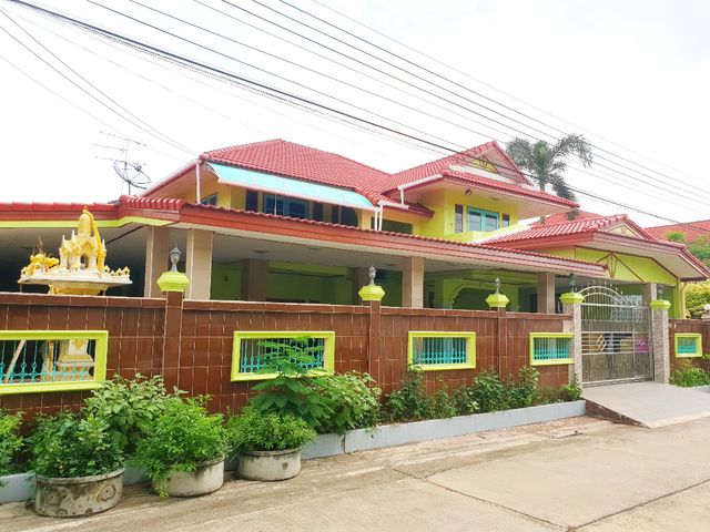 ขายบ้านเดี่ยว 2 ชั้น โครงการเพอร์เฟคเพลส แจ้งวัฒนะ โครงการ 1 แปลงมุม บ้านสภาพสวย ตกแต่งแบบบ้านตัวอย่างราคา : 8,200,000 บาทพื้นที่ : 70 ตรว.พื้นที่ใช้สอย : ประมาณ 180 ตรม.บ้านหันหน้าทางทิศ : ตะวันตกเฉียงเหนือรายละเอียดเบื้องต้น :– 4 นอน 3 น้ำ 2 จอด– ตกแต่งบิวส์อินหรูหราสไตล์ Luxury (มูลค่าตกแต่งออกแบบกว่า 3 ล้านบาท)– บ้านทำเลแปลงมุมส่วนตัว หน้าบ้านไม่ชนใคร– ทำเลโครงการเดินทางสะด