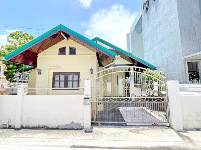 บ้านเดี่ยวชั้นเดียว 210 ตร.ม.54 ตรว.MRT ทิพวัล 0.4 กม.อิมพีเรียลเวิลด์ BTS ปู่เจ้า 1.9 กม.3 นอน 2 น้ำ 14,998 b-m ซ.หมู่บ้านทิพวัล 30-34  เดินทางสะดวก  มีถนนทะลุเข้าออกได้หลายทาง  MRT Thipwan 0.4km. BTS PuChao 1.9 km. Imperial World Samrong single-storey house 210sq.m. 54sq.wa. 3 bed 2 bath 14,998 b-m Soi Mu Ban Thipwan 30-34 convenient transportation with many access roadsแยก - เทพารักษ์  แยก - สำโรงถนนเทพารักษ์ตำบลเทพารักษ์ อำเภอเมืองสมุทรปราการ สมุทรปราการ 210 ตร.ม.54 ตรว.210 sq.m. 54 sq.wa. 3 ห้องนอน2 ห้องน้ำ1 ห้องทำงาน1 ห้องโถงร