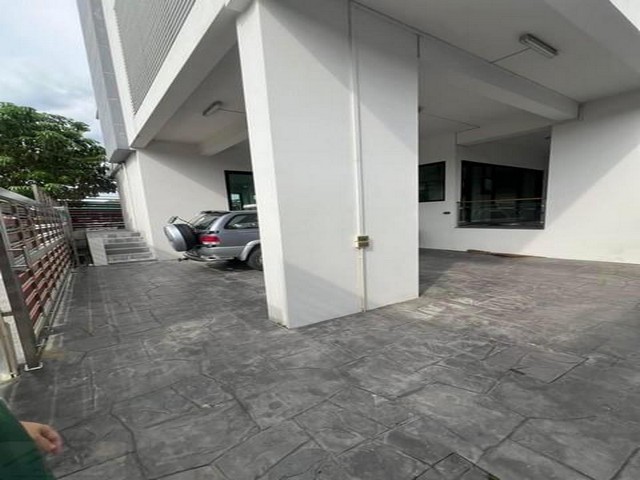 PB4804 ให้เช่าโฮมออฟฟิศ 4 ชั้น ทำเลติดถนน บางกรวย-นนทบุรี ตึกมีลิฟต์โดยสาร พื้นที่ใช้สอย 879 ตรม. ฝั่งตรงข้ามเป็นโลตัส ที่ว่าการอำเภอบางกรวย