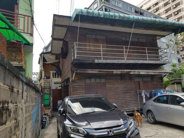 M650291_FMขายบ้านไม้ 2 ชั้น ซอย อินทามระ51 รัชดาภิเษก ดินแดน กรุงเทพราคา 7.9 ล้าน (โอนคนละครึ่ง) ขนาด พื้นที่ 49 ตารางวารายละเอียด- 5 ห้องนอน/ 3 ห้องน้ำ- ห้องครัว 1 - จอดรถหน้าบ้านได้ 3 คันประตู,หน้าต่าง,บันได เป็นไม้สัก พื้นบ้านเป็นไม้เต็ง ไม้มะค่า ไม้ประดู่ ต่อเติมเป็นปูนด้านหลังชั้นล่างเป็นครัวและห้องน้ำโทร: แหม่ม083​ 459 2878ID Line:madosiam5678หรือคลิกลิงค์ไลน์https://line.me/ti/p/Xg9GUyOuA8ลูกค้าแอดเพื่อนแล