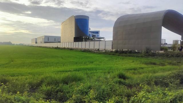 ขายที่ดิน 27-2-77 ไร่ ผังสีม่วงจุดสีขาว เขต EEC อ.เมืองฉะเชิงเทรา ติดถนนใหญ่ 4 เลน ถนนปองพลเหมาะสร้างโรงงาน ใกล้ตลาดปองพล ถนนสุวินทวงศ์ วัดหนามแดง *** แบ่งขายได้ 4 ไร่ ถึง 10 ไร่ ***ราคาขาย 124,616,250 บาท ( ไร่ละ 4.5 ล้าน / ตร.ว.ละ 11,250 บาท )ที่ตั้ง ถนนสุวินทวงศ์ ตําบลคลองอุดมชลจร อ.เมืองฉะเชิงเทรา จ.ฉะเชิงเทราติดต่อ : คุณภัสพงณ์ 0634098164Line : deedaa23เนื้อที่ 27-2-77 ไร่ หน้ากว้างประมาณ 70 เมตร ความยาวประมาณ 7