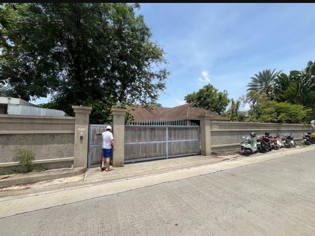 ปล่อยเช่าบ้านหลังใหญ่บนพื้นที่เกือบ 2 ไร่ แถวหมู่บ้านสี่ไชยทอง แจ้งวัฒนะ นนทบุรี ทำเลดีเหมาะแก่การลงทุน ใกล้เซ็นทรัลแจ้งวัฒนะ ใกล้รถไฟฟ้าสายสีชมพูราคาเช่า 200,000 บาท/เดือน สัญญา 3 ปี มัดจำ 3 เดือน อุปกรณ์/เฟอร์นิเจอร์ (ต่อรองได้)เหมาะแก่การทำร้านอาหาร / ผับ /ออฟฟิศ/ เวิร์คช็อป /ยิม / คลีนิค/ Wellness Center/Spa/ หรือจะพัฒนาเป็นอาคาร Mixed Use ขนาดที่ดินทั้งหมด 700++ ตรว. ที่จอดรถได้เป็น 10 