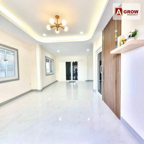 ม. บัวทองธานีพาร์ค ตรงข้ามตลาดสมบัติบุรี บ้านหลังมุม พร้อมอยู่ รีโนเวทใหม่ ทำสีใหม่ภายในภายนอก เปลี่ยนกระเบื้อง สุขภัณฑ์ใหม่