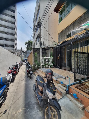 ขายโฮมออฟฟิศ 3 ชั้น สีลม 17 ตรว. ใกล้ BTS สุรศักดิ์ ทำเลทอง  เหมาะสำหรับทำเป็นเป็นโฮมออฟฟิศ