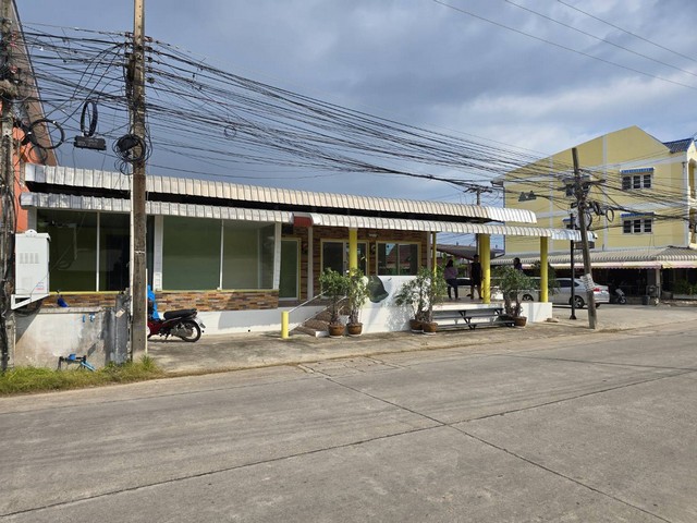 CK165Vายที่ดินทำเลทองบ้านพร้อมห้องพัก ใจกลางตลาดเอกสิน เขตเมืองระยอง ขนาดเนื้อที่ 1ไร่ 22ตรว.ติดถนน2ด้าน  ครบครันใกล้เซเว่น35เมตร ในแปลงมี บ้านเดี่ยว1หลังใหญ่ พร้อมห้องแถว 12 ห้อง (มีผู้เช่าเต็ม)ทำเลเหมาะเพื่อสร้างอพาทเม้นท์ คอนโดมิเนียม ใกล้ตัวเมืองและแหล่งชุมชนขายเหมา 15.8 ล้านบาทตลาดเอกสิน เชิงเนิน -หนองจอก  อ.เมืองระยอง จ.ระยอง สนใจสอบถามเพิ่มเติม 0958134978  คุณต่อ ไ