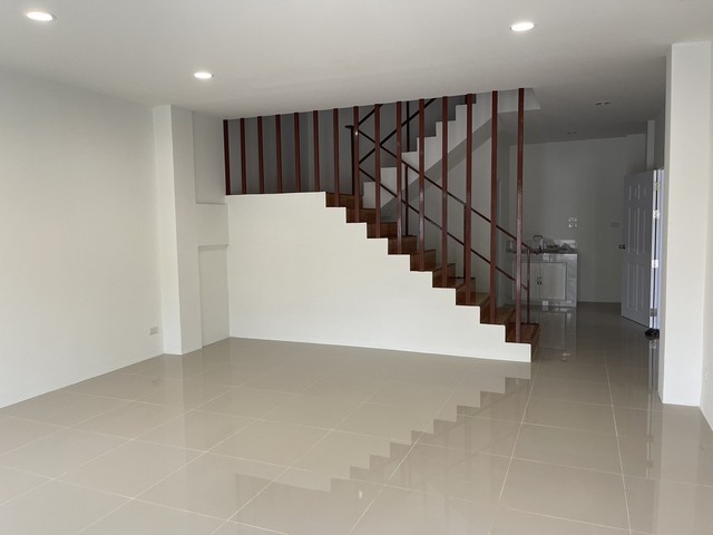 ให้เช่าออฟฟิศพร้อมโกดังย่านลาดพร้าวรัชดาโชคชัย4ลาดพร้าววังหินใกล้BTSภาวนาโชคชัย4ลาดพร้าววังหินรัชดาราคาเช่า 80,000 บาท / เดือน ( สัญญาขั้นต่ำ 2 ปี ประกัน3 เดือน ล่วงหน้า 1 เดือน)ที่ตั้ง ถนนลาดพร้าว ซอยลาดพร้าว41,35 แขวงจันทรเกษม เขต จตุจักร กรุงเทพติดต่อ : คุณภัสพงณ์ 063-409-8164 , 081-398-7741Line : deedaa23เนื้อที่ 80 ตารางวา จำนวน 2 ชั้น 2ออฟฟิศ 2 ห้องน้ำ พื้นที่สำนักงาน 100 ตร.ม. พื้นที่โกดังประมาณ 27