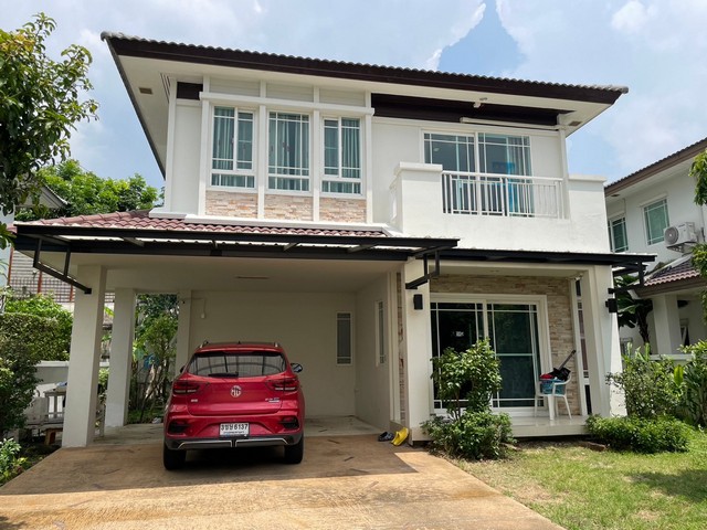 LVPP52861 ขาย บ้านใน หมู่บ้านมัณฑนา พระราม 9-ศรีนครินทร์ ทำเลในเมือง ทุกความสะดวกสบาย บนทำเลศักยภาพ ที่เหนือกว่าราคาขาย : 10.5 ล้านบาท  ที่ตั้ง : กรุงเทพกรีฑา ซอย7 ถ.กรุงเทพกรีฑา แขวงหัวหมาก เขตบางกะปิ กรุงเทพฯชื่อโครงการ : บ้านมัณฑนา พระราม 9 – ศรีนครินทร์รายละเอียด :- เนื้อที่ดิน 57.7 ตารางวา บ้านแบบ: Jade- พื้นที่ใช้สอยมากกว่า 183 ตารางเมตร- 3 ห้องนอน - 3 ห้องน้ำ- (ชั้นล่าง 1 ห้องน้ำ / ช