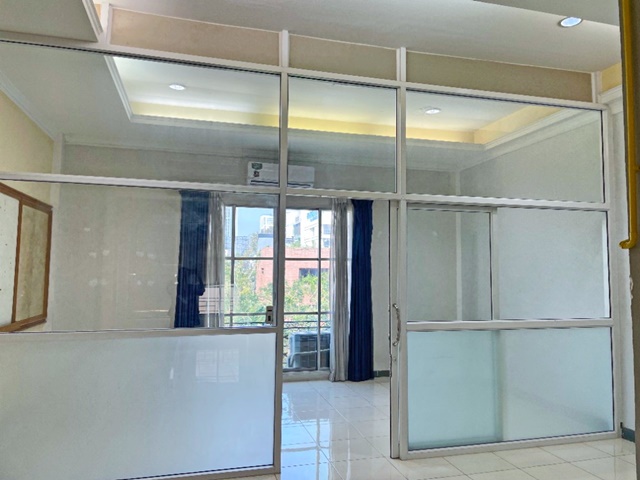 ถ.รัชดา MRTลาดพร้าว320 ม. เดินถึง ทำเลดี MRTสุทธิสาร 1.7 กม.ใจกลางเมือง ให้เช่าโฮมออฟฟิศ 4 ชั้น 3นอน แอร์7 260ตร.ม. 24ตร.วา. ลาดพร้าว20-27