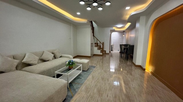 ทาวน์เฮ้าส์ 2 ชั้น หมู่บ้านเคซี 6 ถนนพระยาสุเรนทร์ เขตคลองสามวา กรุงเทพฯ