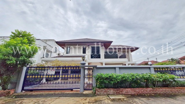 รหัสทรัพย์&nbsp; 5721บ้านเดี่ยว หมู่บ้าน สินธร รังสิต - ปทุมธานี ตกแต่งสไตล์โมเดิร์นที่ตั้ง :&nbsp;หมู่ที่ 3&nbsp;ต.บางพูน&nbsp; อ.เมือง จ.ปทุมธานี 12000&nbsp;รายละเอียดทรัพย์- บ้านเดี่ยว , ขนาดพื้นที่ 85&nbsp;ตารางวา,&nbsp;พื้นที่ใช้สอย 220 ตารางเมตร- 3&nbsp;ห้องนอน, 4&nbsp;ห้องน้ำ, 1 แม่บ้านพร้อมห้องน้ำ, 1 ห้องครัว, 1 ห้องรับแขก, 2 จอด- พื้นหินอ่อน ทั้งหลัง- หน้าบ้านทิศเหนือ-&nbsp;เดินทางสะดวก ติดถนนใหญ่ มีรถประจำท�