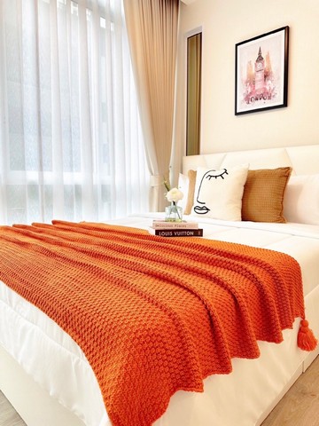 ให้เช่าคอนโด โครงการ เดอะสกาย สุขุมวิท 35 ตรม ชั้น5 ห้องใหม่แกะกล่อง สวยจึ้ง ตรงปรก พร้อมเข้าอยู่ชั้น 5 ตึก C/B2 ขนาด 35 ตร.มอุปกรณ์ภายในห้อง1. ทีวีพร้อมชั้นวาง2. ตู้เย็น3. ไมโครเวฟ4. เตาไฟฟ้า5. ฮูดดูดควัน6. built in ครัว7. โซฟาพร้อมโต๊ะกลาง8. โต๊ะทานข้าวพร้อมชุดจาน9. ฟิล์ม กันแสงในครัว10. ม่านกันแสงทั้ง 2 ห้อง11. เครื่องซักผ้า12. เครื่องปรับอากาศ 2 ตัว13. โต๊ะทำงาน14. ตู้เสื้อผ้า15. เตียงนอน 5 