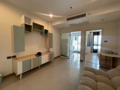 คอนโดศุภาลัย เวลลิงตัน 2 (Supalai Wellington 2) อาคาร 7 ชั้น 8ขึ้นลงรถไฟฟ้าสถานศูนย์วัฒนธรรม นั่งมอเตอร์ไซต์ 3 นาที มีรถตู้รับส่ง  1-bedroom ขนาด 42 ตรม. อาคาร 7 ชั้น 8 1 ห้องนอน | 1 ห้องน้ำ | 1 ห้องครัว | 1 ห้องนั่งเล่นห้องอยู่ ทิศใต้ วิวเมือง แสงเข้าดี แดดไม่ร้อน กลางคืนได้ City View ห้องเป็นส่วนตัวมาก ไม่วุ่นวาย ใกล้ประตูลิฟต์ เข้าออกง่าย ไม่ติดใครซื้อขาด 3.3 ล้าน (ถ้าชอบ ทักมาคุยกัน)** ค่าใช้จ่ายวัน