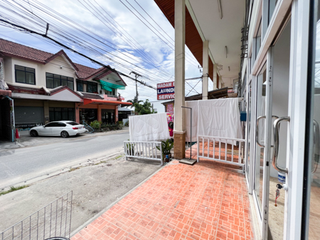 ตึกแถว ห้องริม มีพื้นที่ด้านข้าง ขนาด 2.5 ชั้น  ติดถนนบางรักษ์-บ่อนไก่ กล้เซ็นทรัลสมุย หาดบางรักษ์ ถนนบ่อนไก่ สนามบิน ต.บ่อผุด อ.เกาะสมุย