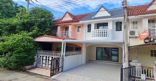 เพียง 1.49 ล้าน  หมู่บ้านติวานนท์วิลเลจ (วรางค์ศิริ) เนื้อที่  17.5 ตร.ว. 2 ห้องนอน  2 ห้องน้ำ  2 ที่จอดรถ***หน้ากว้าง 5 เมตร***ทำเลดี ใกล้สนามบินดอนเมือง และแนวรถไฟฟ้าสายสีชมพู  ใกล้ห้างเดอะไนน์ติวานนท์ โรบินสันศรีสมาน  และ เซ็นทรัลแจ้งวัฒนะ การเดินทางสะดวก ขึ้นลงได้ทั้ง ทางด่วนศรีสมาน, ถนนติวานนท์, ถนนแจ้งวัฒนะ, ถนนวิภาวดี หมู่บ้านติวานนท์วิลเลจ :https://maps.app.goo.gl/BYr52ho1KNtUKVTS9รายละเอีย