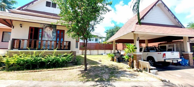 ขายบ้านเดี่ยวชั้นเดียว ทรงไทยบาหลี ต.ห้วยใหญ่ พัทยา ขนาด 186.4 ตรว.  พื้นทีใช้สอยในบ้าน 137 ตรม. ขนาด 3 ห้องนอน 3 ห้องน้ำมีห้องครัวไทย ครัวฝรั่งโรงจอดรถมีศาลานั่งเล่น มีพื้นที่เหลือรอบบ้าน สร้างบ้านได้อีก 1 หลังหรือจะทำสระว่ายน้ำก็ได้ราคา 8.xx ล้านบาทค่าโอน 50:50ปรึกษาสินเชื่อและการยื่นกู้ฟรี ดูแลจนถึงวันโอนรับฝากขายบ้าน ที่ดิน คอนโดสนใจติดต่อTel : 089-5459085 K.เบสท์  087-6709119 K.ต้น �