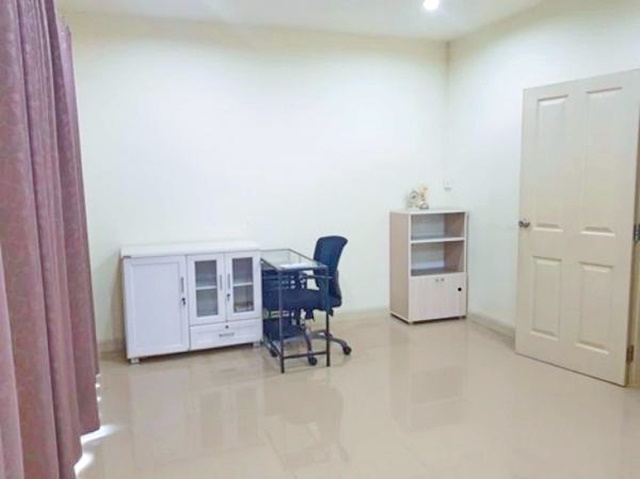 รพ.พระราม 2เฟอร์จัดเต็ม สไตล์วิเทจ มีโคมไฟระย้า 0.8 กม.ให้เช่าทาวน์โฮม 3 นอน 2 น้ำ 155 ตร.ม.27 ตร.วา. บางขุนเทียน 10-16