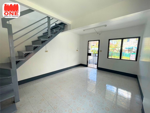 บ้านแฝด 2 ชั้น เคหะ สะพานยาว ห่างจาก สถานีขนส่งผู้โดยสารนครศรีธรรมราช 1 กม. พิกัด ต.โพธิ์เสด็จ อ.เมือง จ.นครศรีธรรมราช