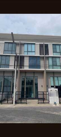 ให้เช่าทาวน์โฮม 3.5 ชั้น ( หลังตรงกลาง)ด้านหน้าหมู่บ้านพาทิโอ พหลโยธิน- วิภาวดีพื้นที่ใช้สอยรวม 175 ตรม.ขนาด 3 ห้องนอน 1 ห้องประชุม 1 ห้องโถง 2 ห้องน้ำ 1 สุขา จอดรถในรั้วบ้านได้ 1-2 คัน หน้าบ้านได้ 1 คัน แท็งค์น้ำ 1 แอร์ฝังเพดาน 1, แอร์ติดผนัง 4 ตัว  ทีวี 55 นิ้ว 1 , ทีวี 65 นิ้ว 1 , ตู้เย็น 2 , เฟอร์นิเจอร์ครบ อนุญาตให้เลี้ยงสัตว์ขนาดเล็กได้ สิ่งอำนวยความสะดวกในหมู่บ้านสระว่ายน้ำ , ฟิต