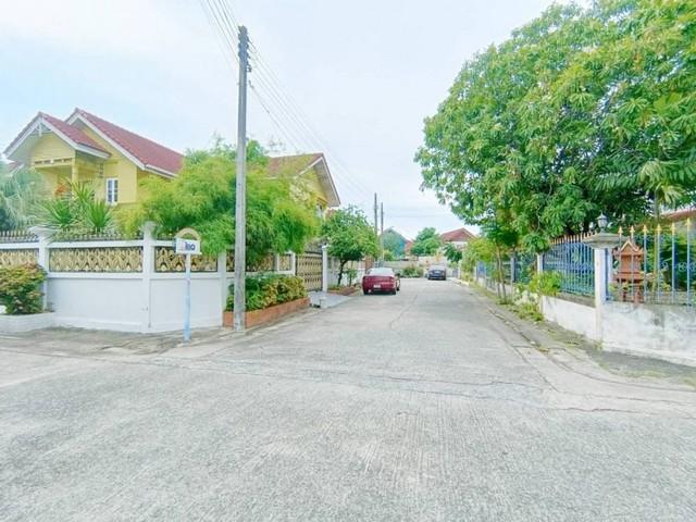 ขายบ้านแฝด 2 ชั้น ขนาด 36 ตรว 3 นอน รีโนเวทพร้อมอยู่ หมู่บ้านติดถนนหลัก ใกล้ รพ.เอกชล2 เสม็ด อ่างศิลา ชลบุรี