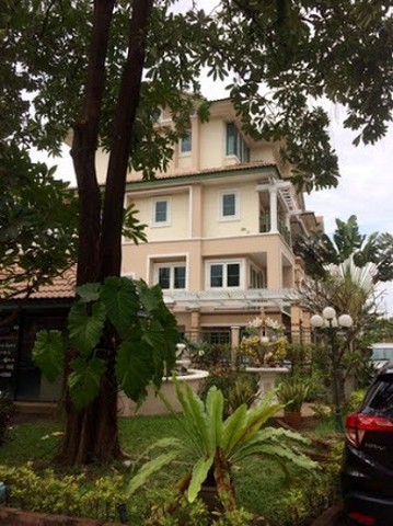 ขายทาวน์โฮม 4 ชั้น หมู่บ้านคริสตัลวิลล์  ย่านเลียบด่วน Fully furnished  ใกล้เซ็นทรัลอีสต์วิลล์  ใกล้ทางด่วนรามอินทราสนใจติดต่อคุณเม 084-5928945  คุณก้อง 095-478-7456   Line id : kong.plขาย 15,900,000 บาท ราคาต่อรองได้ ขายทาวน์โฮม 4 ชั้น 40 ตารางวา 4 ห้องนอน 4 ห้องน้ำ แอร์ครบทุกห้อง จอดรถได้ 4-5 คัน หลังมุมติดสวน Fully furnished และเครื่องใช้ไฟฟ้าครบพร้อมเข้าอยู่ เหมาะอยู่อาศัยหรือทำโฮมออฟฟิศ **ขายพร้อมผู้เช่า สัญญาเช