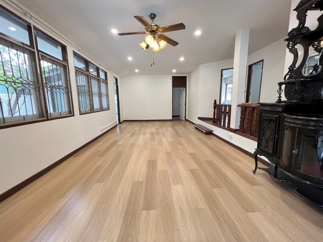 ให้เช่าบ้านเดี่ยวชั้นเดียว หมู่บ้านสัมมากร รามคำแหง110 ในหมู่บ้านมีตลาด มีร้านสะดวกซื้อ แมคโคร ใกล้ทางด่วน ใกล้รถไฟฟ้าสนใจติดต่อ คุณเม 084-5928945 แอดไลน์กดลิงค์ https://line.me/ti/p/oBYb50Pd1Rให้เช่า 23,000 บาท/เดือน  (กรณีเช่าทำออฟฟิศ 25,000 บาท/เดือน)ให้เช่าบ้านเดี่ยวชั้นเดียว เนื้อที่ 60 ตารางเมตร พื้นที่ใช้สอย 120 ตารางเมตร 3 ห้องนอน 2 ห้องน้ำ  1ห้องอเนกประสงค์ 1 ห้องโถง 2 ห้องครัวในบ้านและนอกบ