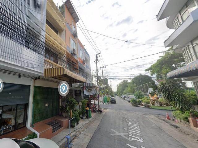 ให้เช่าอาคารพานิชย์ 4 ชั้น พื้นที่ 260 ตารางเมตร ซอยนวมินทร์ 90 มีที่จอดรถ รีโนเวทแล้ว พร้อมใช้งานราคาเช่า 23,000 บาท / เดือน ( สัญญาขั้นต่ำ 1 ปี )ราคาเช่า 21,000 บาท / เดือน ( สัญญาขั้นต่ำ 3 ปี )ที่ตั้ง ถนนนวมินทร์ ซอยนวมินทร์ 90 แขวงคลองกุ่ม เขตบึงกุ่ม กรุงเทพมหานครติดต่อ : คุณภัสพงณ์ 063-409-8164Line : deedaa23พื้นที่ใช้สอย 260 ตารางเมตร จำนวน 4 ชั้น มีที่จอดรถอาคาร Renovate พร้อมใช้งาน ( จดทะเบียนบริษัท /