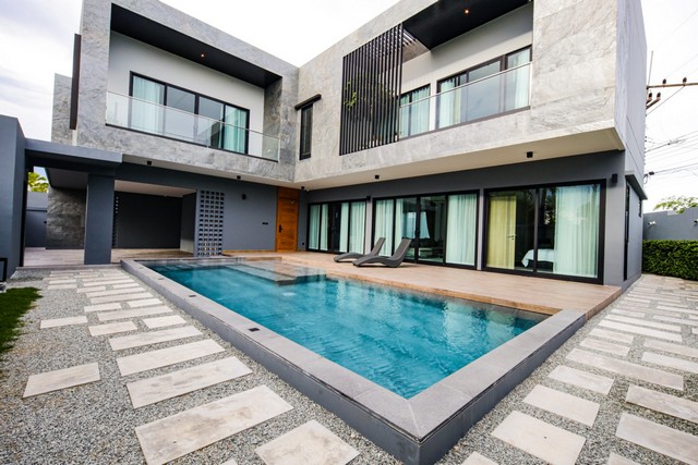 LV52867 ขาย บ้านเดี่ยว ดี สเปซ พัทยา  เข้า-ออกเมืองสะดวก ใกล้ศูนย์การค้า และถนนสุขุมวิทราคาขาย : 25.9 ล้านบาท   ที่ตั้ง : ซอยบ้านนา ตำบลห้วยใหญ่ เมืองพัทยา อำเภอบางละมุง จังหวัดชลบุรีชื่อโครงการ : ดี-สเปซ พัทยารายละเอียด :- ขนาด 139 ตร.ว.- พื้นที่ใช้สอย 530 ตร.ม. - 4 ห้องนอน - 5 ห้องน้ำ - ห้องแม่บ้าน - ที่จอดรถ 3 คันสิ่งอำนวยความสะดวก : - สวนสาธารณะ- ที่จอดรถ- ระบบรักษาความปลอดภัยตลอด 24 ชั่