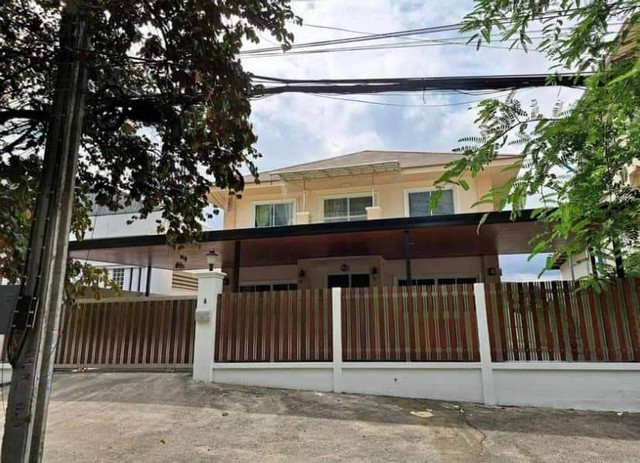 ขาย /ให้เช่า บ้านเดี่ยว 2 ชั้น หลังใหญ่ นวมินทร์24 กทม.ขนาด 100 ตารางวาบิ้วอินทั้งหลัง ผ้าม่านรอบบ้านเครื่องปรับอากาศ 8 เครื่องจอดรถได้ 4คัน2 ห้องนอน3 ห้องน้ำพื้นที่ใกล้เคียง-เดอะมอล์รามคำแหง-ศรีนครินทร์-สุวรรณภูมิ-รามอินทรา-เกษตรนวมินทร์ราคาขาย 9.5 ล้านบาทราคาเช่า 45,000/เดือน เช่าทำออฟฟิตบริษัท 55,000/เดือน(ประกัน 2 เดือน ล่วงหน้า 1 เดือน)แผนที่  https://maps.app.goo.gl/4tTu3DQV5wyZZVPA8ที่อยู่ เขตบ