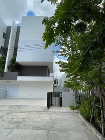 ให้เช่าบ้าน 3.5 ชั้น หมู่บ้านอาคิน (ARKIN) สนามบินดอนเมือง กทม. ติดถนนใหญ่วิภาวดี 50 ม. ติดทางด่วนโทลล์เวย์ 300 ม. สถานีดอนเมือง 3.1 กม. สถานีคปอ. 3.8 กม.มี 3นอน 4น้ำ 2นั่งเล่น  3ที่จอดรถ 270 ตรม. (ไม่รวมพื้นที่สวน) พื้นที่ 41.4 ตรว.ราคาเช่า 120,000 บาท/เดือนหลังคาจอดรถกล้องวงจรปิดแอร์ 5 ตัวม่านม้วนแผนที่  https://maps.app.goo.gl/LGKtBf3L9YTUwwi1Aที่อยู่  โครงการอาคิน ถนน วิภาวดีรังสิต สนามบิน เขตดอนเมือง กรุงเทพมหานคร 1