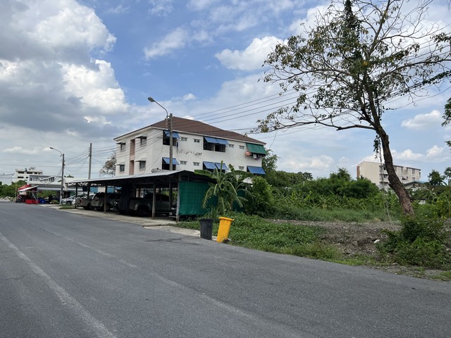 ที่ดินเปล่า ใกล้ รพ.ศิริราช  เหมาะทำอพาร์ทเม้นท์ / โรงแรมขนาดเล็ก / คลีนิค / Wellness Center**ที่ดิน 163.9 ตร.วา - 5 นาทีถึง รพ.ศิริราช- 4 นาทีถึง MRT บางขุนนนท์- บริเวณตลิ่งชัน ศิริราช บางกอกน้อย- จรัญสนิทวงศ์ บางขุนนนท์ ราชพฤกษ์- เลียบทางรถไฟตลิ่งชันที่ดินรูปร่างสวย สามารถก่อสร้างอาคารต่างๆ ใช้ประโยชน์จากที่ได้อย่างสูงสุด เชื่อมต่อ 3 ทางหลัก :1ถนนจรัญสนิทวงศ์2ถนนบรมราชชนนี3ถนนราช