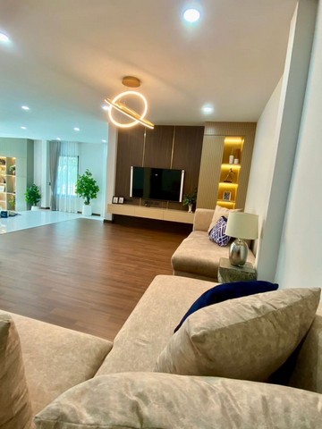 พูลวิลล่า สไตล์โมเดิร์นลักชูรี่ บิ้วอินทั้งหลัง สันกำแพง