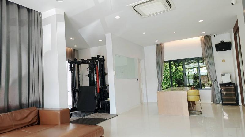 ให้เช่าบ้านเดี่ยวหรู 2ชั้น เนื้อที่ 90ตร.ว พื้นที่ใช้สอย 350ตร.ม 4ห้องนอน 5ห้องน้ำ ถนนเลียบทางด่วน เอกมัย-รามอินทรา ราคาเช่า 120,000 บ/ด