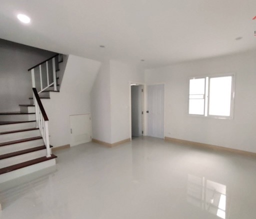 ขายทาวน์เฮ้าส์ 2ชั้่นเนื้อที่ 24.3 ตร.ว พื้นที่ใช้สอย 110ตร.ม 3ห้องนอน 2ห้องน้ำ ถนนบางนาตราด ก.ม10 ใกล้เมกะบางนา  ราคาขาย 2.85 ล้านบาท