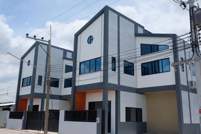 ให้เช่าโกดัง สร้างใหม่ พร้อมออฟฟิศ ซอยบงกช ตำบลคลองสอง อำเภอคลองหลวง ปทุมธานี ใกล้ตลาดไท ตลาดไอยราราคาขาย เริ่มต้น 5,400,000 บาท ( เหลือ 2 ห้อง ราคา 13 ล้านบาท )ราคาเช่า 45,000 บาท / เดือน ( สัญญาขั้นต่ำ 2 ปี )ที่ตั้ง ถนนบงกช ซอยบงกช ตำบลคลองสอง อำเภอคลองหลวง ปทุมธานี 12120ติดต่อ : คุณภัสพงณ์ 0634098164Line : deedaa22เนื้อที่ 64 ตารางวา พื้นที่ใช้สอย 200 ตารางเมตร ที่ดินกว้าง 10.5 เมตร ลึก 24.15 เมตร จำนวน 2 ห้