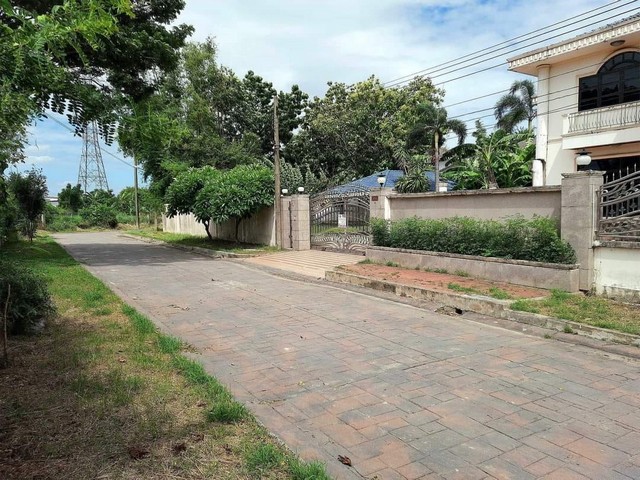 ขายที่ดินแถมบ้าน 2 ชั้น 343 ตรว. หมู่บ้านเมืองทองการ์เด้นส์ 2 โครงการ 4 ซอยพัฒนาการ 65 วิวบ้านริมทะเลสาบ บรรยากาศส่วนตัว เงียบสงบ