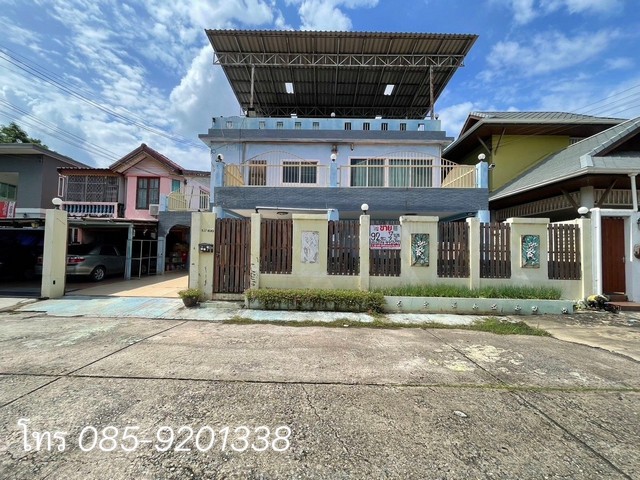 ขายบ้านเดี่ยว 2 ชั้น 92.5 ตารางวา สุขาภิบาล 5 ซอย 37ราคา 4,200,000 บาทพื้นที่ : 92.5 ตารางวา พื้นที่ใช้สอย 364 ตารางเมตร&nbsp;จำนวนห้อง : 7 ห้องนอน 7 ห้องน้ำ &nbsp;ห้องรับแขก ห้องทำงาน &nbsp;ห้องครัว ห้องเก็บของ &nbsp;ห้องพระ&nbsp;ตกแต่ง : แอร์ 3 เครื่อง มีห้องน้ำในตัวทุกห้อง ห้องนอนใหญ่ มี Walk in Closet &nbsp;มีห้องกระจกหลังคาโปร่งใส 1 ห้อง มีลานซักล้าง+เทอเรส ไว้ตากผ้าได้ ในส่วนชั้นลอยมีห้องพระ 1 ห้อง และลานเทอ�