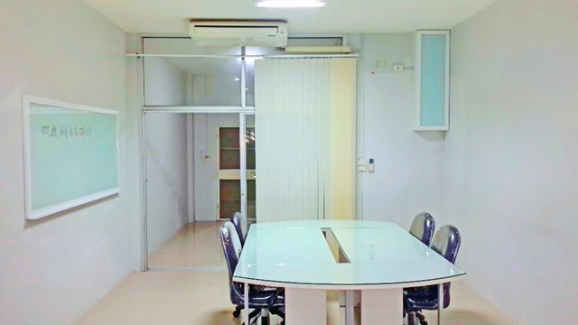 รามคำแหง136-144 MRT สถานีสัมมากร 1.6 กม.ให้เช่าอาคารพาณิชย์ 4 ชั้น เป็นออฟฟิศ 6 นอน 4 น้ำ 222 ตร.ม.22ตร.วา.