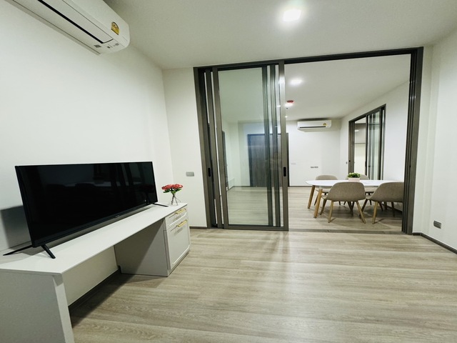 Rhythm Charoenkrung Pavillion.BTS: Saphan Taksin Size: 45 sqm., 1+ bedroom, 1 bathroom Floor: 14 unblocked view Rental price: 32,000baht/month Ref.: 256307Listing Detail: www.rent-bangkok-condo.com/properties/256307Co-agents are welcome. - - -Contact us for more information or arrange a viewing:Email. rbc.rentbangkokcondo@gmail.comCall. 066-0588-655Line ID: @rentbangkokcondohttps://lin.ee/9cMeMxeWhatsapp: 0660588655Wechat 微信: rentbangkokcondo